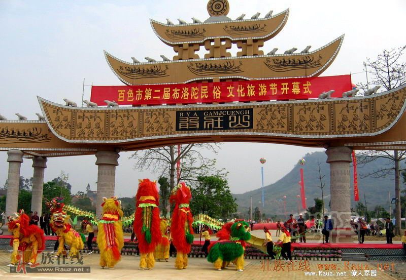 壮族圣山敢壮山山门,涌满了来来往往的朝圣人流