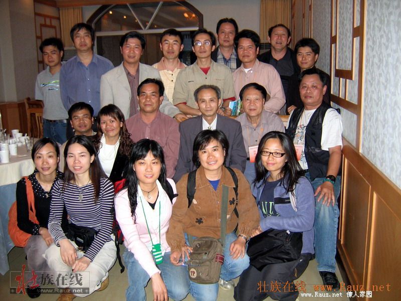 壮族圣山敢壮山山门,涌满了来来往往的朝圣人流