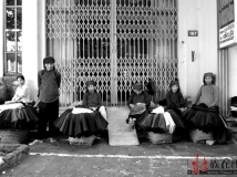 ZT越南集市上的侬岱族妇女